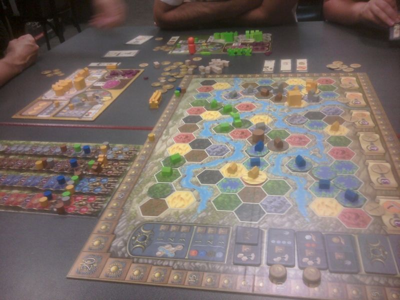 3ème tour de jeu. Les Hobbits sont bien étouffés, mais les Morbancs sont en galère également car bien enfermés sur leur zone centrale