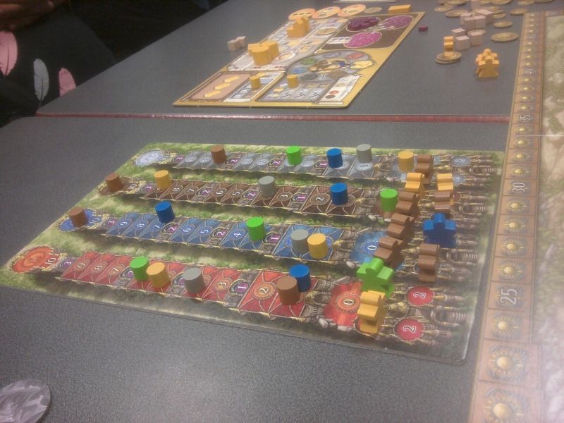 Piste des cultes en fin de partie, submergée par les prêtres marron !