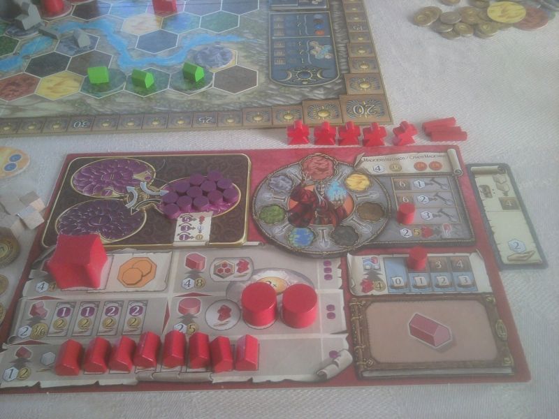 Mon plateau de jeu à l'entame du dernier tour, blindé de pouvoirs et de prêtres, mais avec toutes ses Habitations dessus également ...