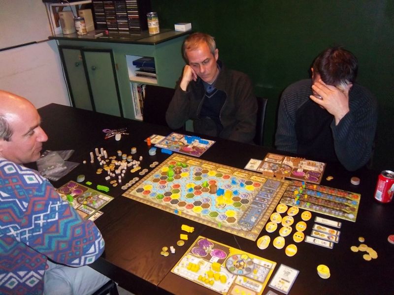 A ma table : Messieurs Tyrion, Zhor et plongé dans un abîme de réflexion, monsieur Cormyr.