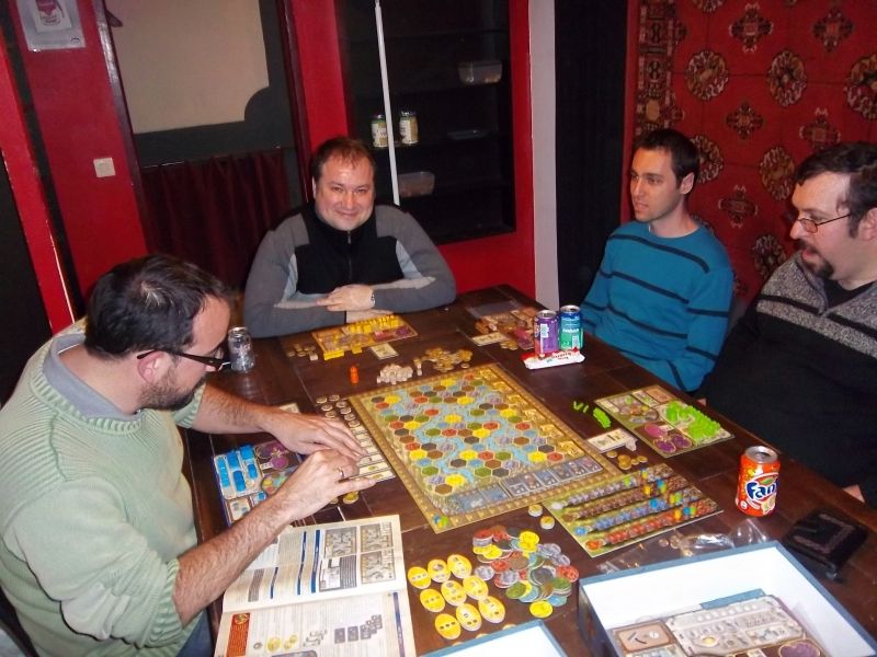 La table de l'autre Hobbit vainqueur de la soirée, monsieur Kapitch (en bleu à bandes noires), avec messieurs Thieumm, Lilajax, et le centurion Lapinus.