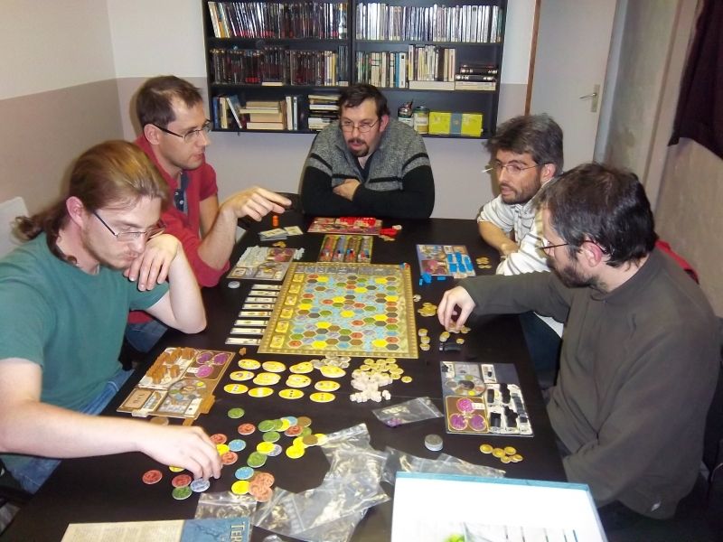 L'autre partie, qui sera remportée par monsieur Briac (au fond à droite) avec les Morbancs.