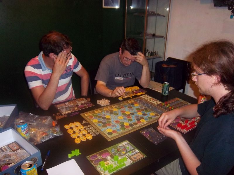 Ah oui, cette partie s'annonçait difficile et tendue pour monsieur Cormyr...mais pour les autres aussi quand même. Messieurs Lupo666 et plume attendent que le fakir joue....