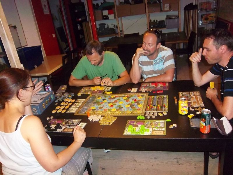 Avant la partie, à chacun son rituel : Dame Sabine se donne une claque, M. Kapitch mange des mm's, M. Rugh Malher se dévore un doigt et M. Pierre examine son plateau. Moi ? Ben je prends une photo. 