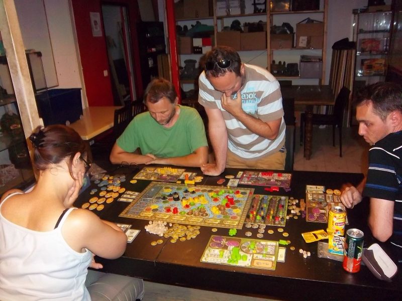 La fin de partie approche... intenses cogitations pour les participants. Moi ? Ben je prends encore des photos. 