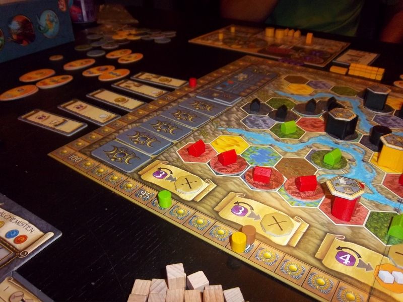 Pour mieux visualiser l'écart aux scores  entre le premier (pion rouge)... et les autres. Quand à Dame Sabine (pion noir)...  heu... ben les alchimistes c'était coup de pompe ou vacances hein...