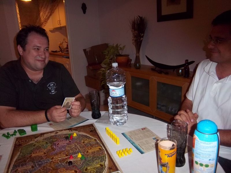 Un échange de sourires fourbes entre deux joueurs...fourbes aussi. Et ben ça promet sur ce type de jeu ! 