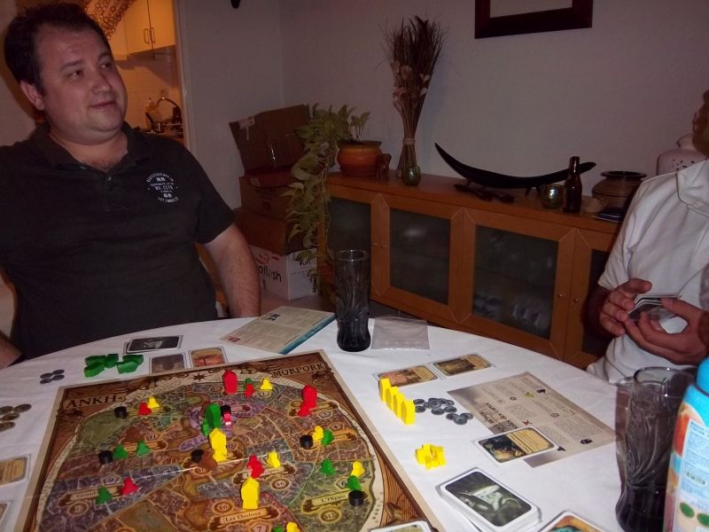 En fin de partie : "T'es un p'tit malin toi hein ? Tu verras la prochaine fois, t'auras pas autant d'bol !"