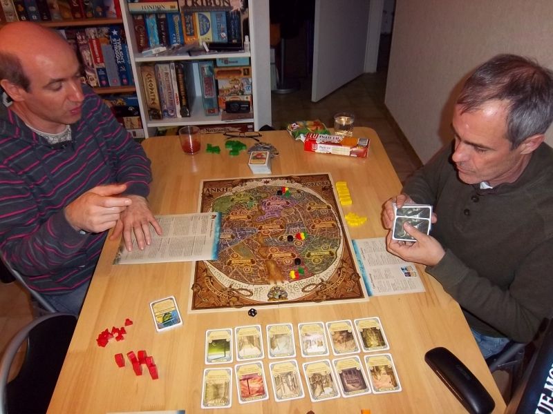 Monsieur Zhor découvre les cartes de Ankh Morpork, avec les explications de Tyrion.