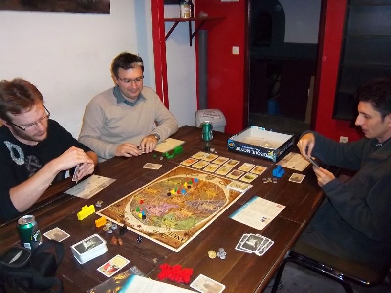 La partie va commencer...de gauche à droite, Nico, Cormyr et Edouard. 