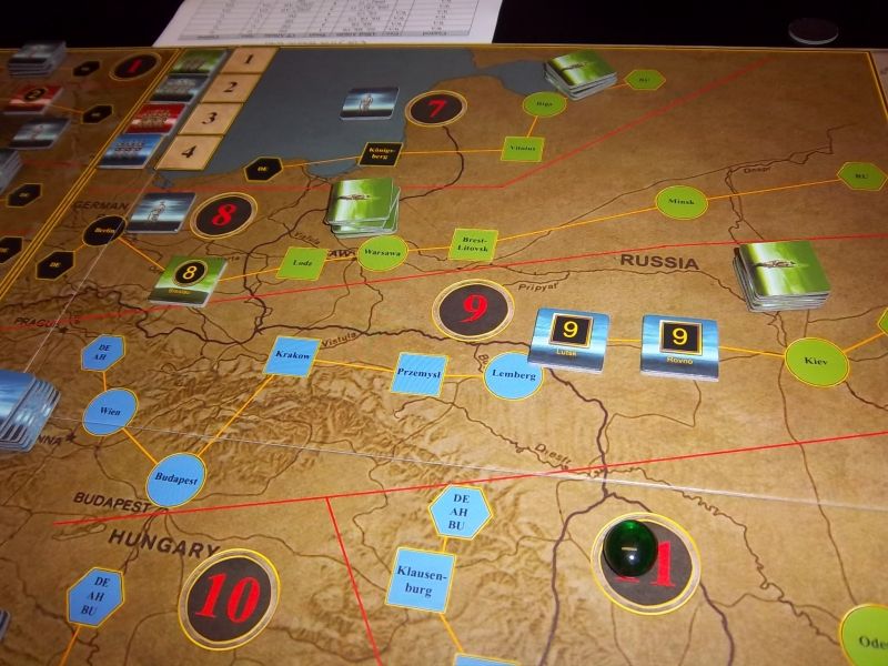 A l'est, je tiens l'allemand en respect, l'obligeant à défendre Berlin. Mais l'austro-hongrois m'a pris Lutsk et Rovno. Kiev finira par tomber aussi.