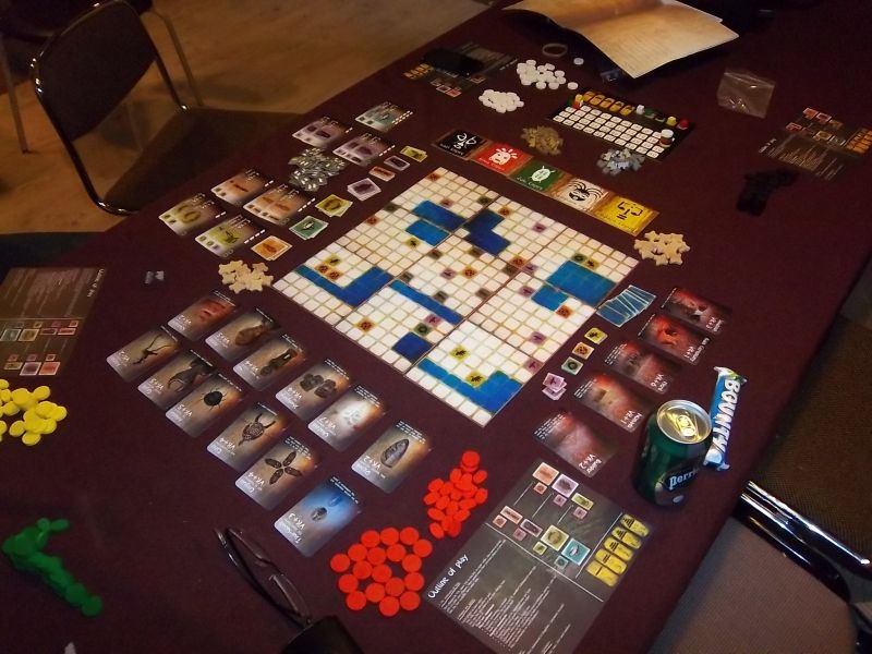 Mis à part le bounty, le perrier et les lunettes, voici une vue d'ensemble du matériel de jeu.