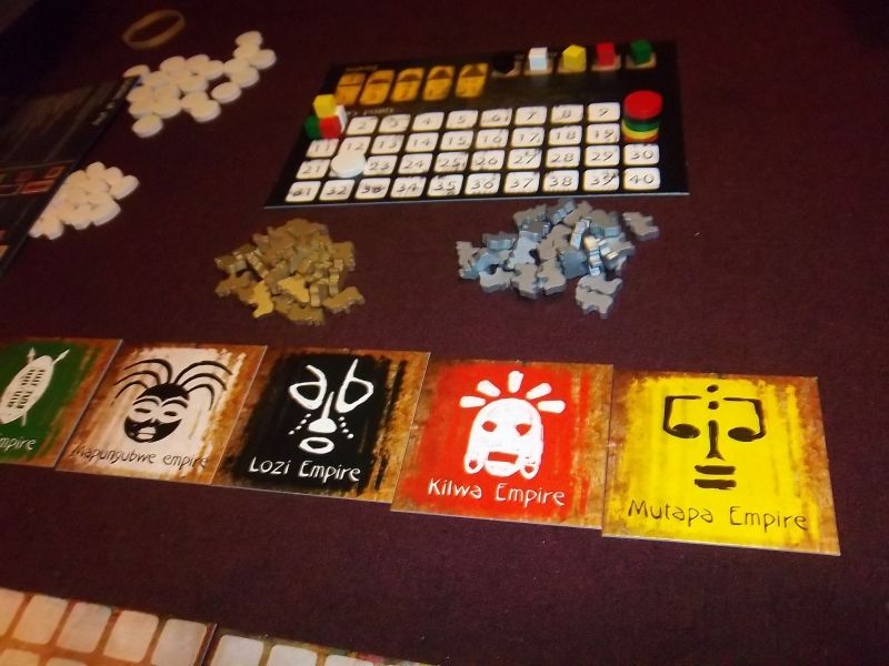 La piste des scores, les tuiles d'identification des tribus...et les Zébus-monnaie, stars du jeu...