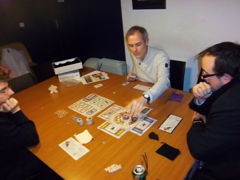 Monsieur Zhor explique le jeu à monsieur Mathieu. Monsieur Briac devant partir, il était resté pour les explications, intrigué quand même par ce matériel. 