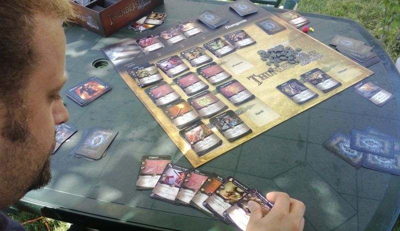 Zom emmène son chevalier et son barde chantant au Donjon