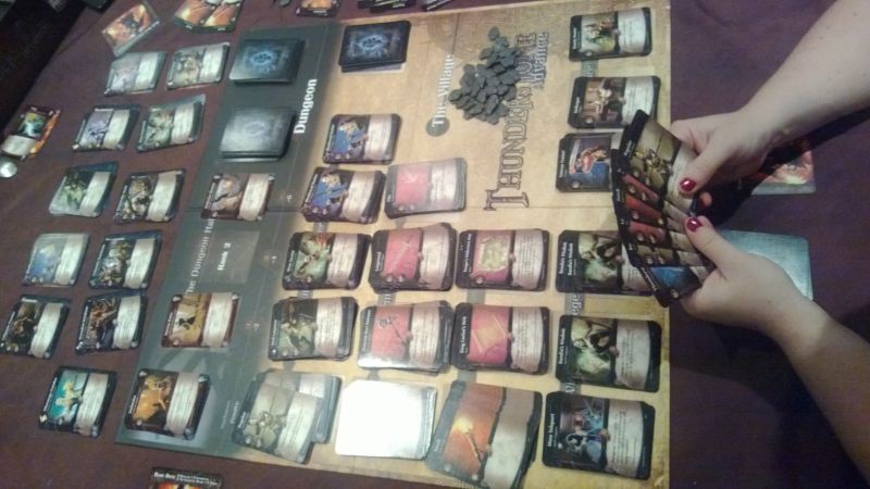 Une fille se doit de porter du joli verni sur ses ongles avant d'aller faire du shopping au village... Miss Dookie, en pleine action. 