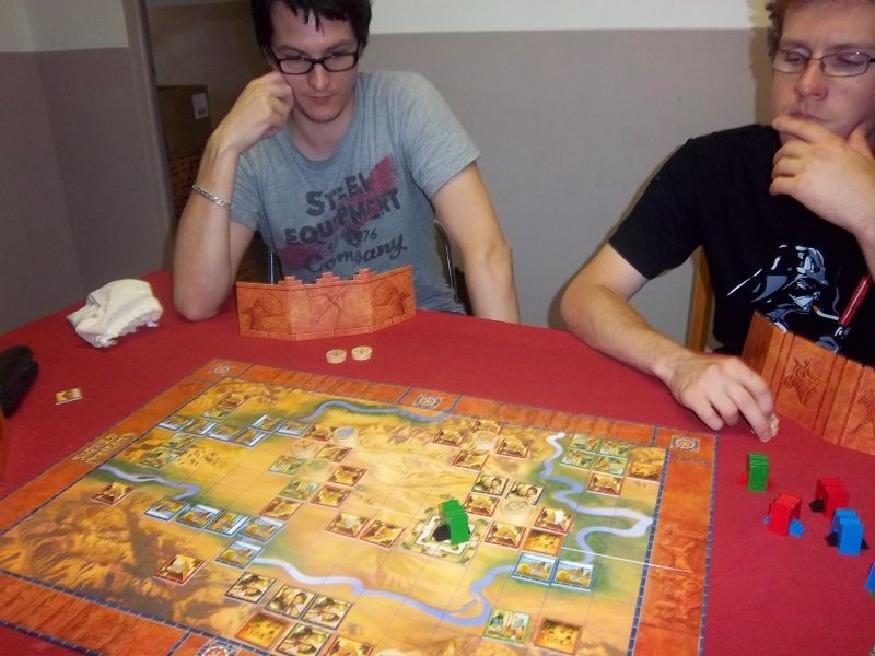 Les regards avides de Chad et Romain, rivés sur le seul monument de la partie construit par votre serviteur...