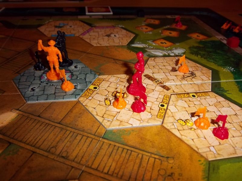 Drôle d'endroit pour une rencontre..."Oh !? Vouzissi ? Quelle surprise !" Dame Christine en orange, Mademoiselle A en noir...et moi en rouge évidemment.