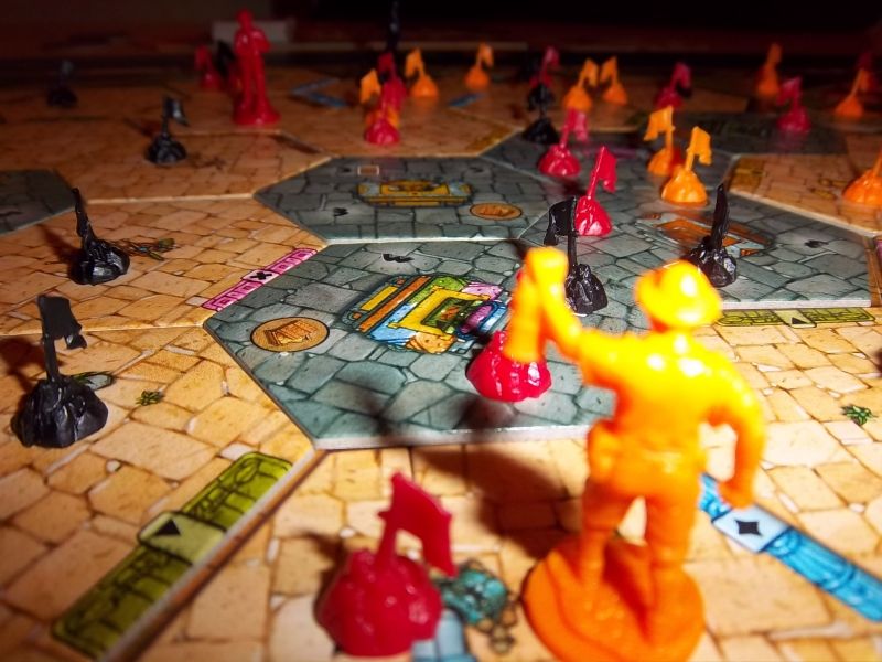 Dame Christine soulève sa lanterne pour mieux admirer son parcours...des petits drapeaux oranges un peu partout. 