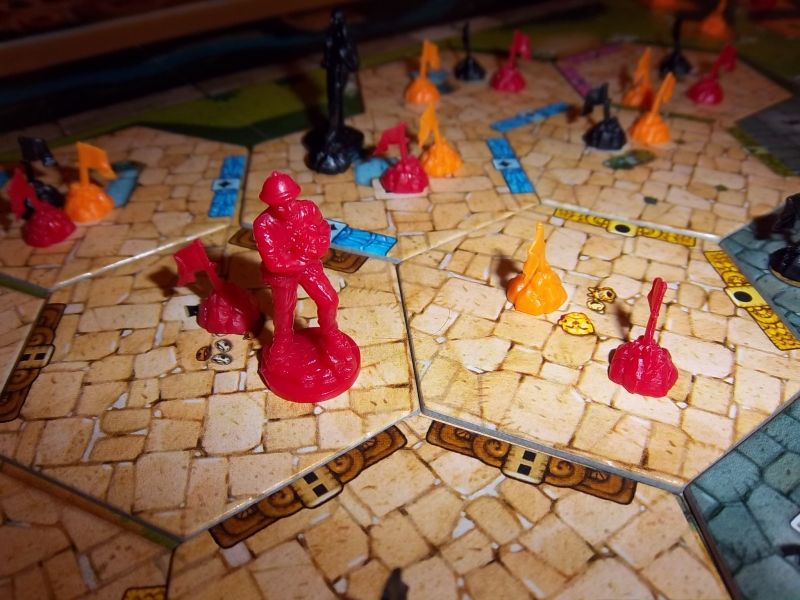 J'ai trouvé un magnifique objet...vite, je me précipite pour ramener au campement, sous le regard envieux de Mademoiselle A située sur la tuile bleue derrière. 