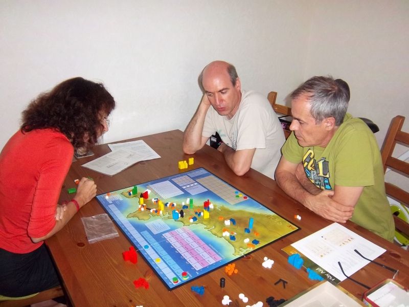 La partie a commencé...et les joueurs sont déjà bien concentrés.