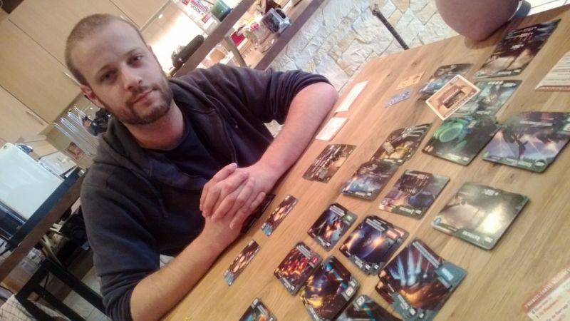 Mon Zom est si heureux de découvrir Titanium Wars qu'il veut bien se laisser photographier !...