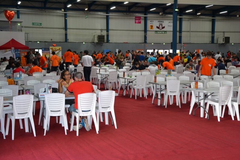 Les tables et les bénévoles sont prêts à accueillir les visiteurs.