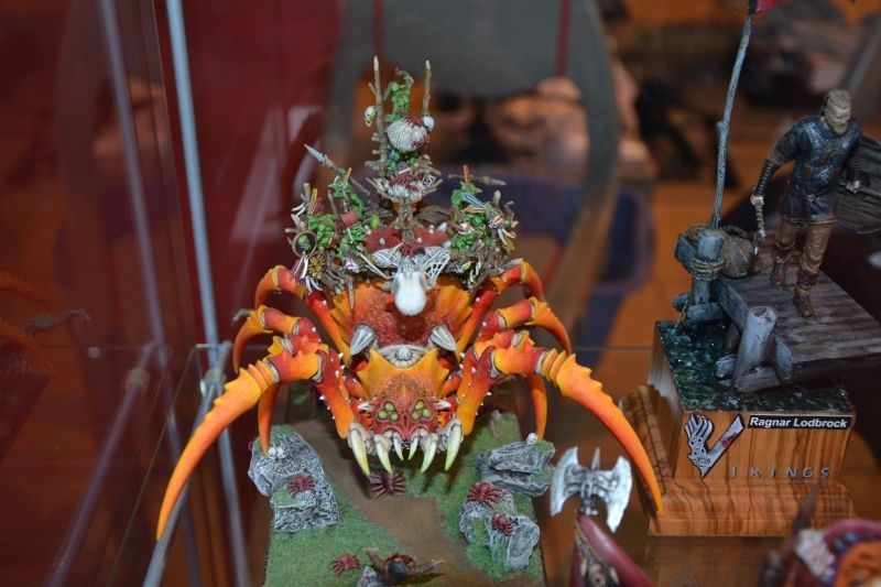 Des peintres montrent leur créations.