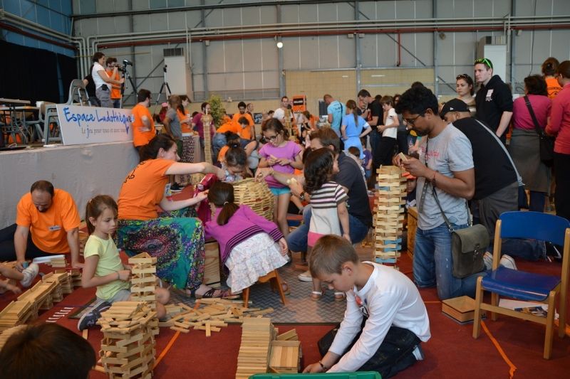 Stand Kapla pour les petits, animé par les ludothécaires de Toulouse.