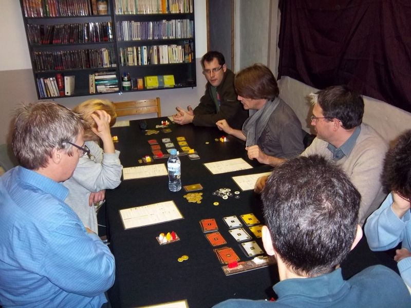 Allez hop ! 2 parties de Tournay en simultanée, Unkle en chef d'orchestre pour les explications des règles.