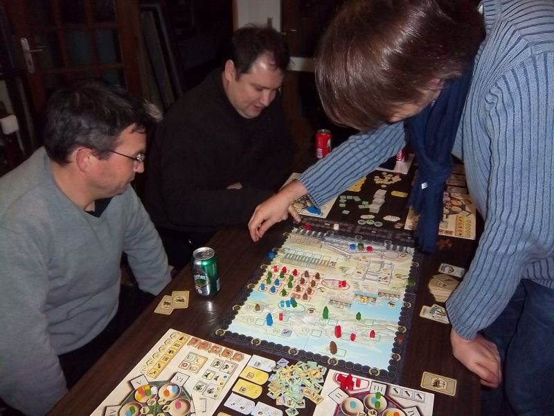 Unkle en action, penché sur un plateau central qui commence à se remplir ou à se vider, c'est selon...