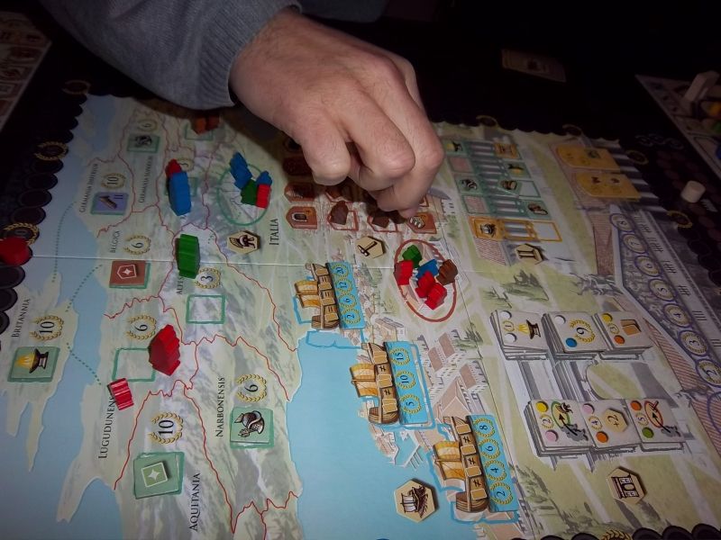 il est plutôt sympa ce plateau d'ailleurs, pas aussi sombre que pourrait le laisser croire la boite. 