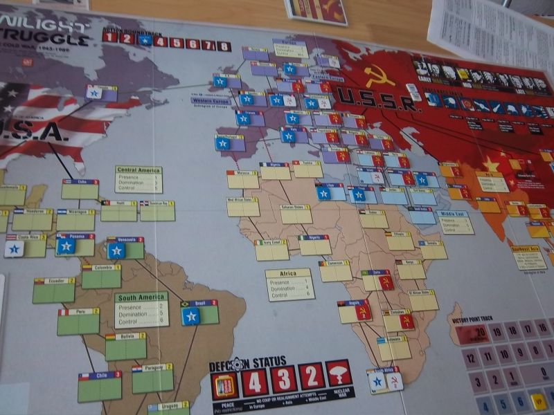 4ième tour : La situation est a peu près stabilisée en Europe, mais à l'avantage des USA.. Notez la petite avance de l'URSS en Afrique...