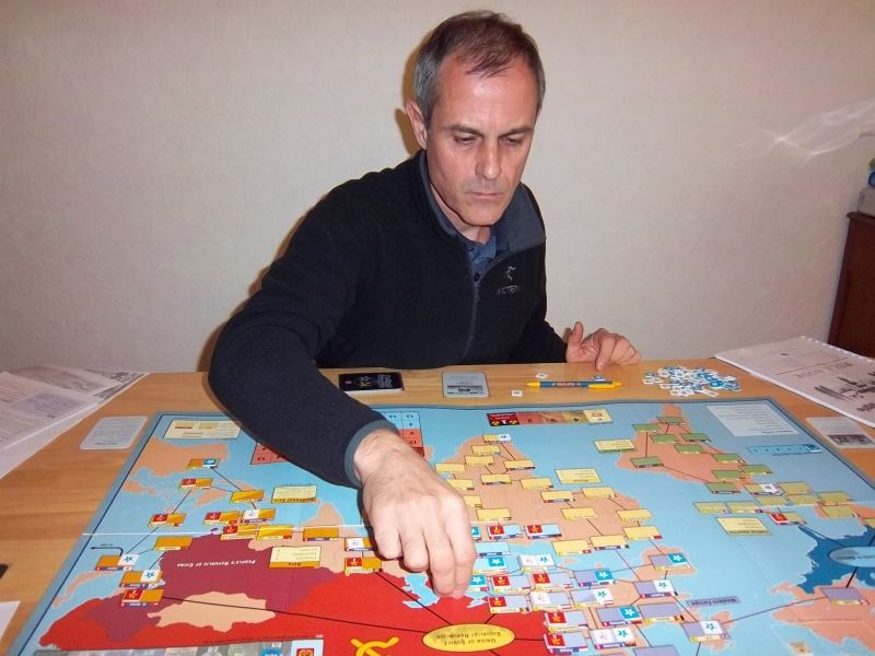 L'infâme capitaliste Zhor, chargé de mener la destinée du monde soit-disant libre.