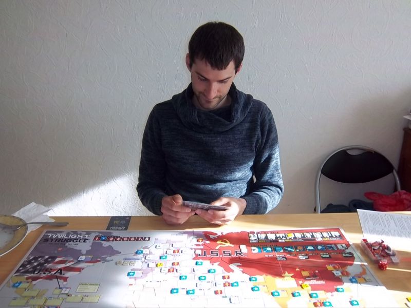 Mon adversaire du jour, monsieur Nicolas, en pleine reflexion au Politburo...