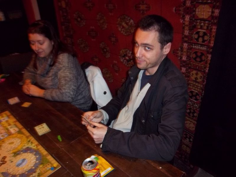 "Dis donc, c'est quoi ces tuiles de départ que tu m'as refilé ?" Hé, Ho ! C'est toi qui as choisi le tas hein...