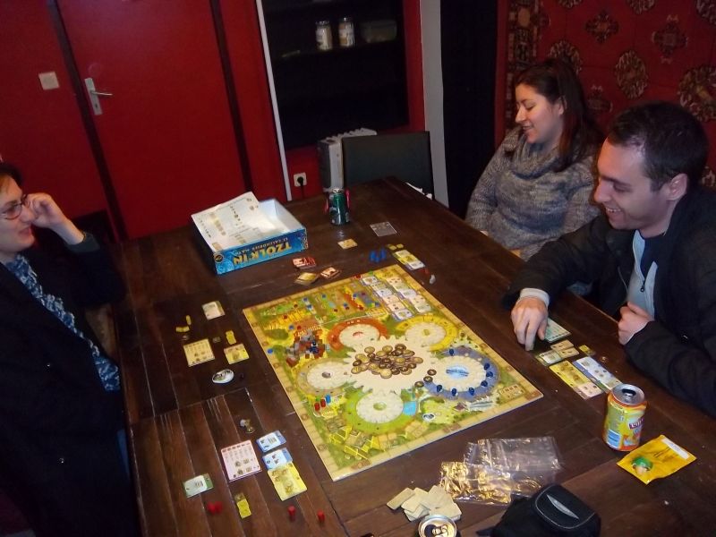 ça rigole en faisant remarquer que c'est Mademoiselle Floriane qui m'empèche sans doute de gagner cette partie en me grillant sur une ou deux actions.