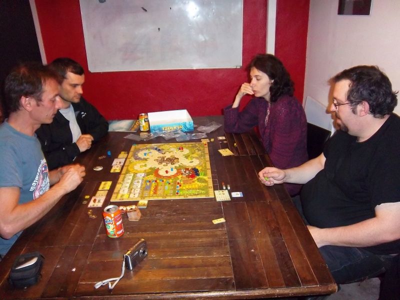 Dame Christine face à ses 3 redoutables adversaires, messieurs Kub2boa et Fabrice, ainsi que le centurion Lapinus.