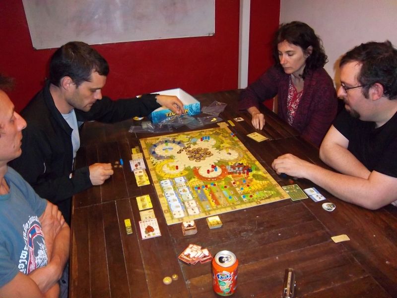 Et puis attention hein...ça jouait sérieux et concentré. Après le premier décompte des points, Dame Christine était déjà en tête...