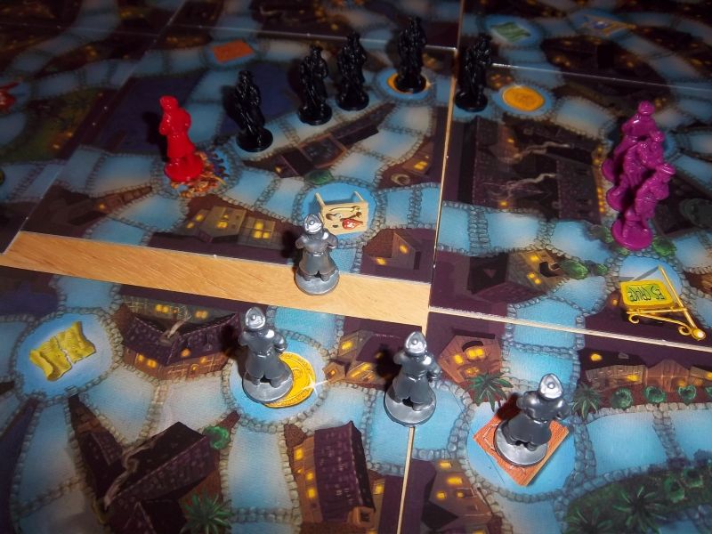 Le capitaine (en rouge) commence à visiter les endroits louches...