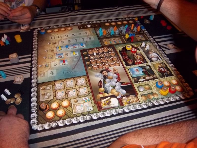 J'aime bien le plateau de ce jeu sorti en 2009 par monsieur Paolo Mori (l'auteur de Ur notamment).