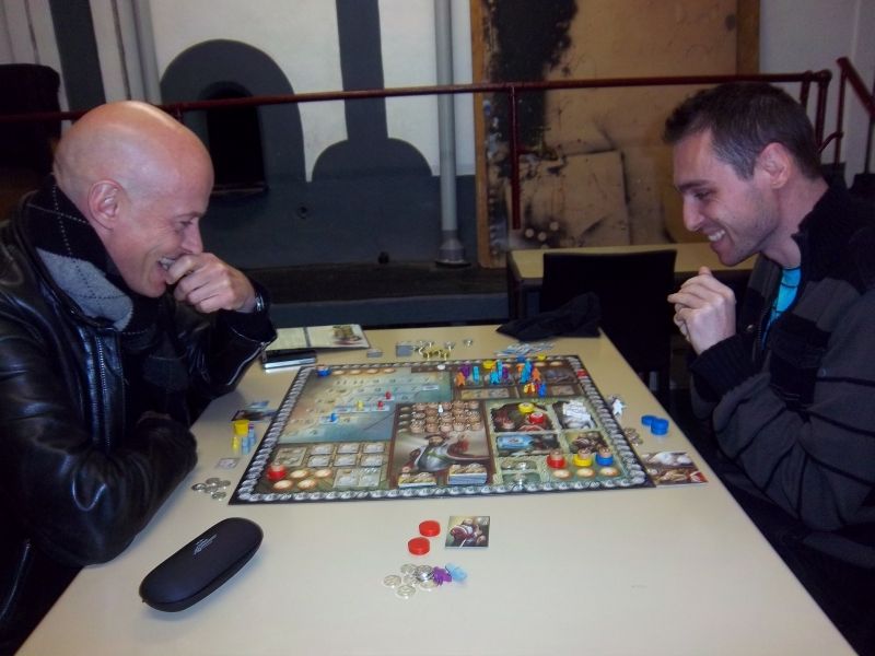 Mes deux adversaires se marrent à l'avance des p'tits coups tordus que l'on peut faire à Vasco de Gama...des joueurs heureux quoi. 