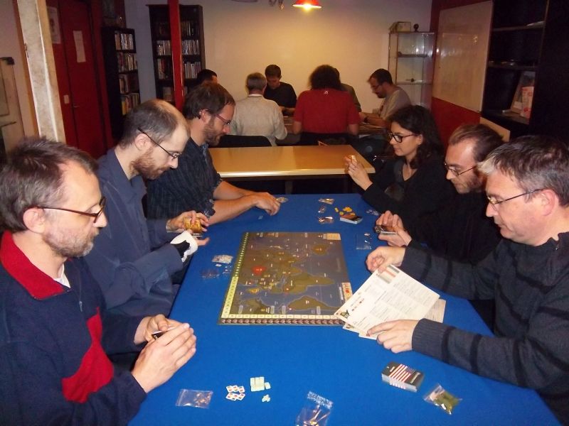 Deux tablées de 6 joueurs qui se préparent à jouer à Quartermaster Général... les alliés vont gagner les deux parties. 