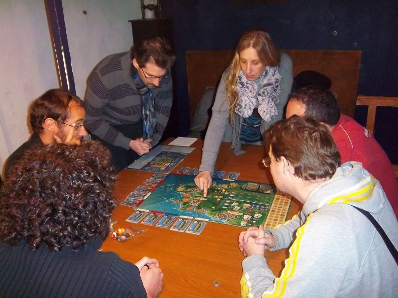 Dame Béatrice sur tous les fronts : Avant de jouer à Via Nebula, elle expose les règles de Bretagne auquel elle avait joué durant le festival  