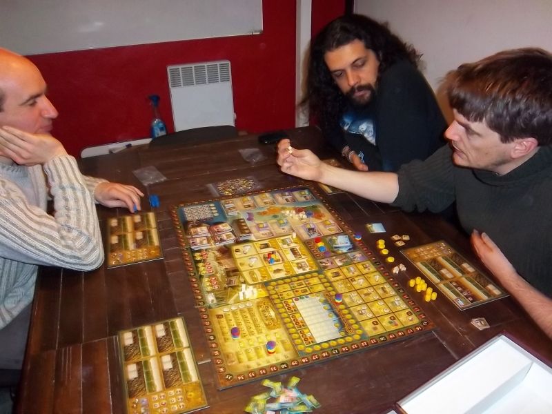 Unkle aux explications de Vinhos, Bloodyraoul et Tyrion sont attentifs...