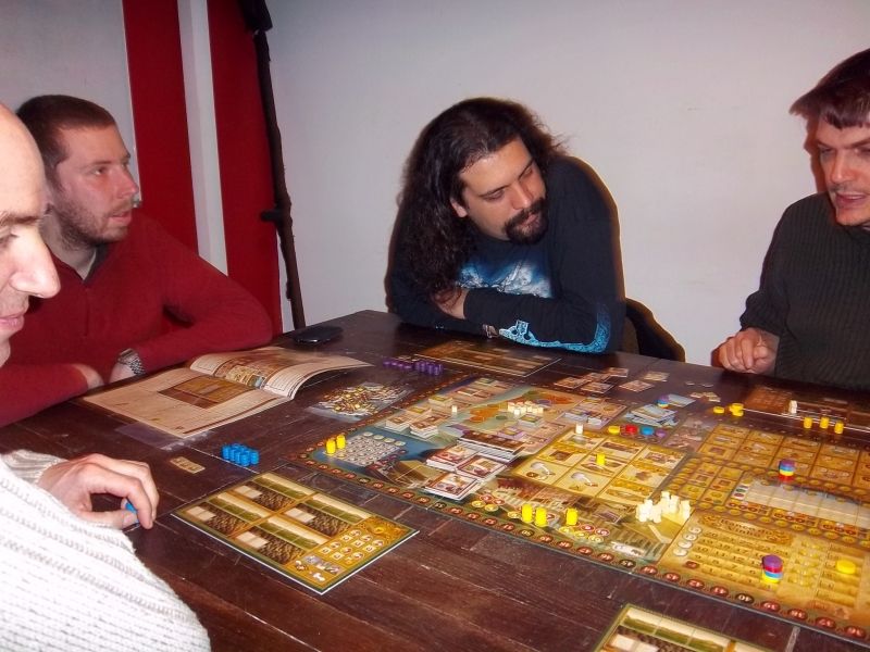 Il explique bien Unkle, au point d'attirer Thomas, très interessé par le jeu...