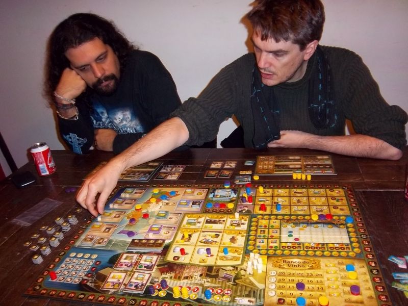 La partie a commencé, les joueurs ont choisi des options différentes...ça va être chaud ! 