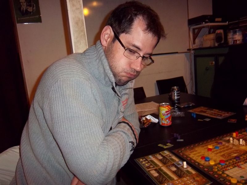 Moment de tergiversation pour monsieur Lupo666 qui n'arrive pas à se décider entre deux ou trois actions.