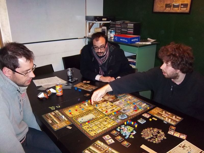 Et une nouvelle fois, nous écoutons attentivement Don Tomaso nous expliquer pourquoi nos jetons de scores sont tous derrière le sien ;-)