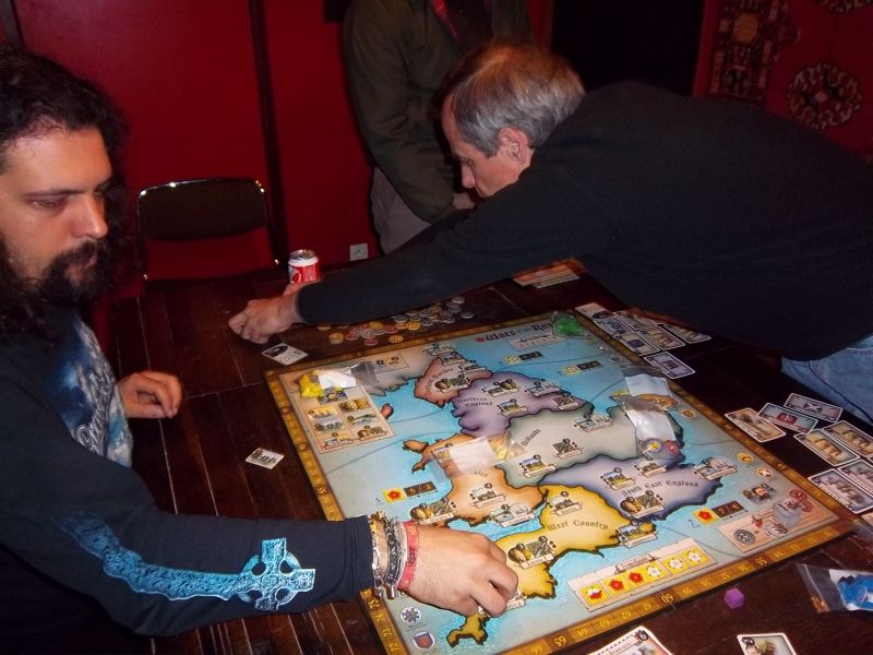 nous rangeons...et on voit bien encore sur le plateau 2 roses rouges et 3 roses blanches. J'ai eu chaud j'vous dis ! 